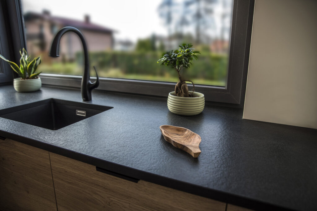 Black week. Kuchnia na wymiar. Zbliżenie na blat wykonany z granitu nero assoluto